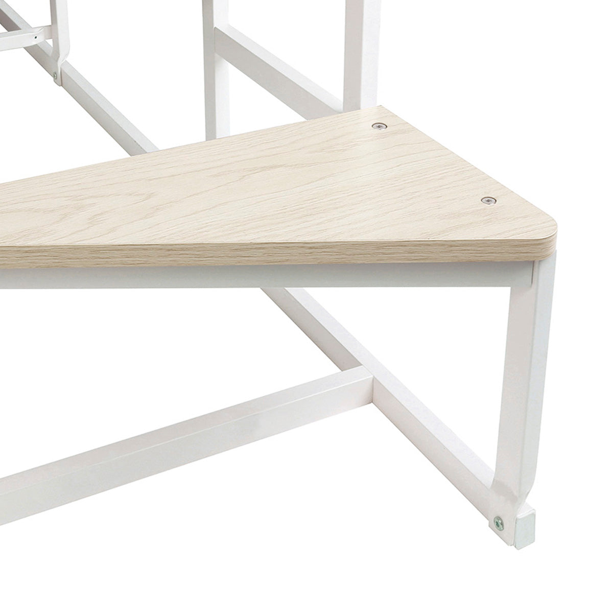 Détail d’une marche en finition mélamine chêne du lit mezzanine DOCKLAND avec escalier réversible 140x190 cm en métal blanc finition tissu gris clair