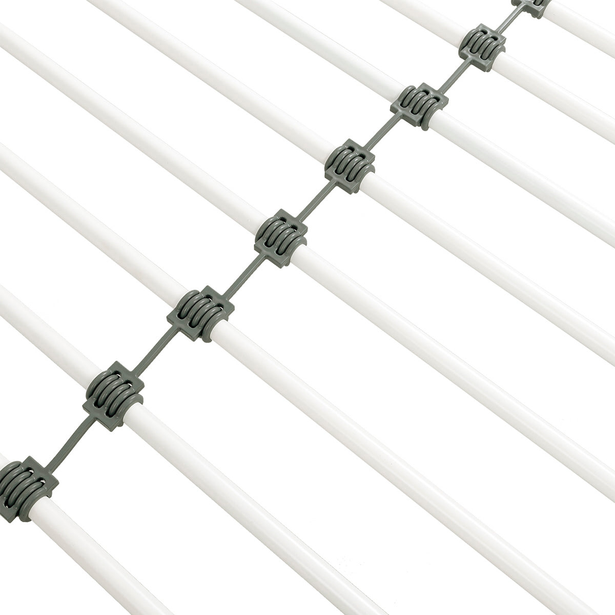 Détail du sommier en métal blanc du lit mezzanine DOCKLAND avec escalier réversible 140x190 cm en finition tissu gris clair et mélamine chêne