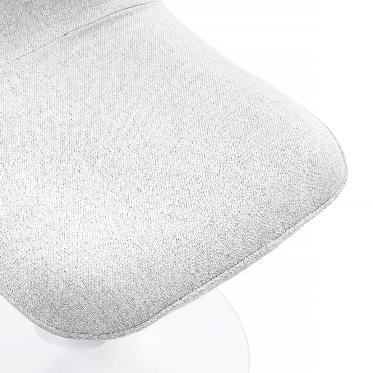 Détail de l’assise de la chaise LORA finition tissu blanc gris clair