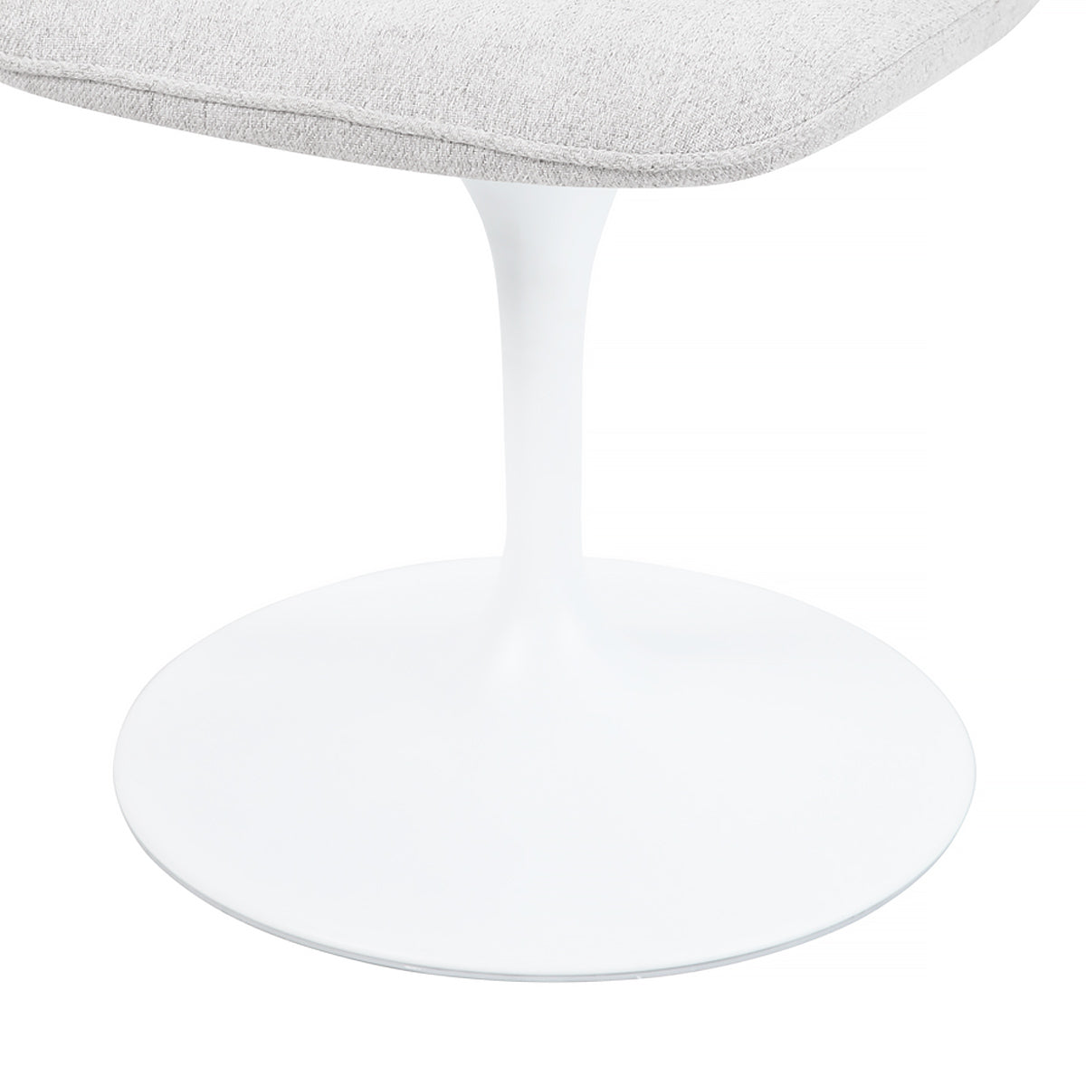 Détail du pied en métal blanc de base ronde de la chaise LORA finition tissu blanc gris clair