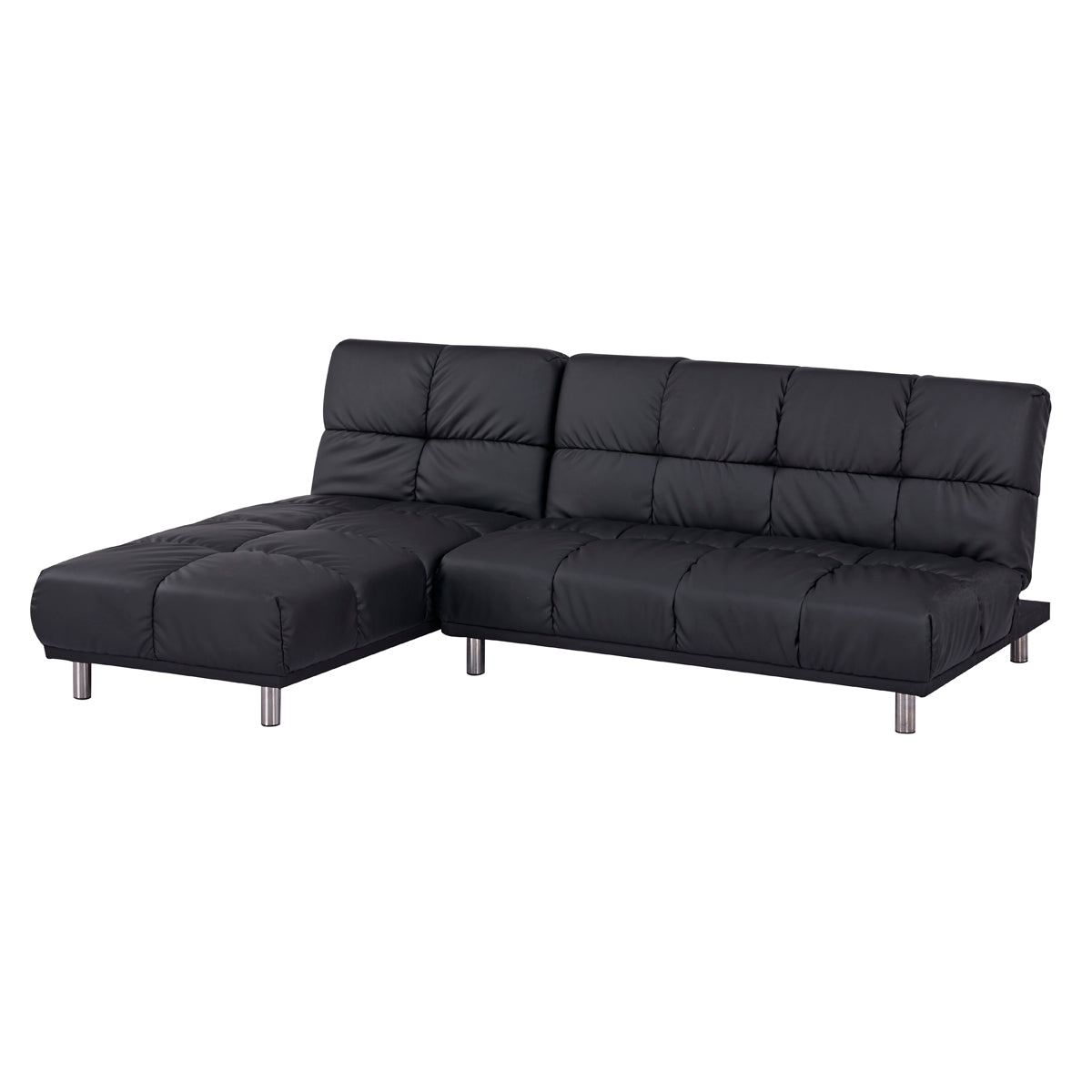 Canapé d’angle clic-clac en simili cuir noir avec méridienne réversible et piétement en métal chromé, convertible en couchage d’appoint, idéal pour un salon moderne ou un studio.