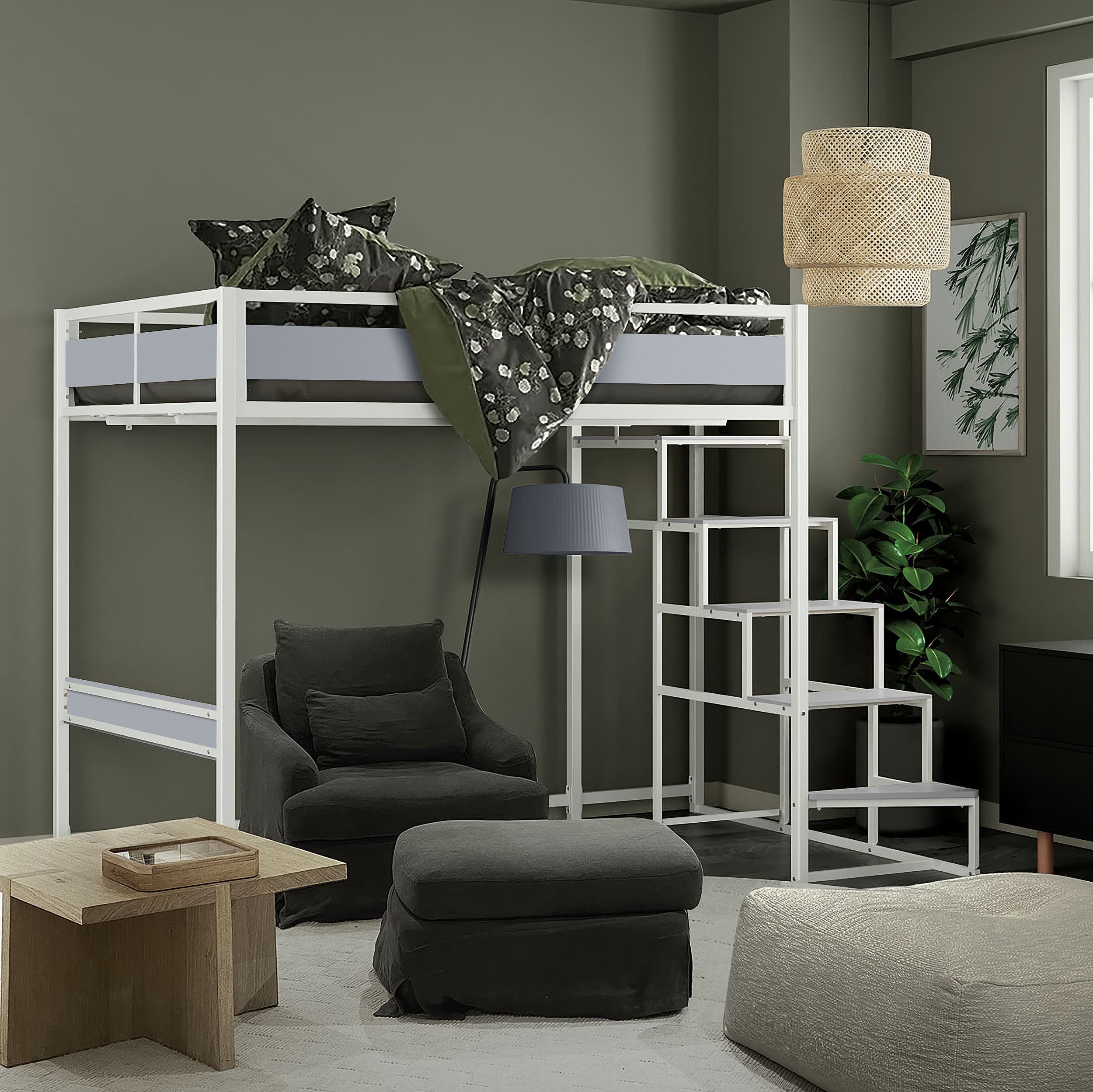 Lit mezzanine 140x190 cm avec structure en métal blanc et escalier intégré, coin salon cosy en dessous avec fauteuil et pouf gris, design moderne et fonctionnel pour chambre d’adolescent ou petit espace.